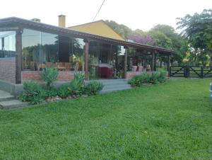 een paviljoen in een park met een groen gazon bij Chácara Alci Guedes in São Gabriel