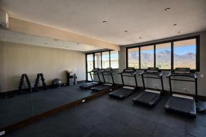 una palestra con un mucchio di sedie in una stanza di Hotel Flores de Sal-Valle de Guadalupe a Valle de Guadalupe