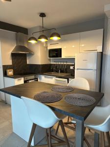 Kuchyň nebo kuchyňský kout v ubytování T2 Luxe 50m2 Porte de Dijon Wifi Fibre Smart TV