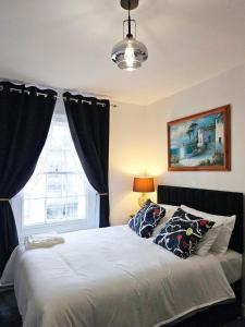 チェルトナムにあるCentral Maison Indigoの窓のある大きなベッドのある寝室