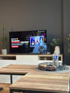 TV a/nebo společenská místnost v ubytování T2 Luxe 50m2 Porte de Dijon Wifi Fibre Smart TV