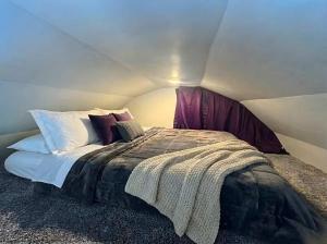 ein Schlafzimmer mit einem großen Bett in einem Zelt in der Unterkunft The Huckleberry A Teton Tiny Home in Driggs + 11 Fotos