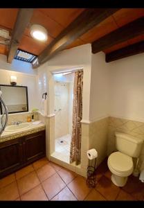 Koupelna v ubytování Casa Colonial en el centro de Antigua -Tanque la Union