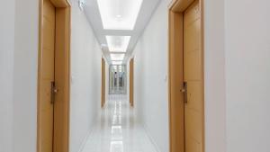 ポリフロノにあるAkrogiali Exclusive Hotel (Adults Only)の白い壁と白い天井の廊下 +48枚の写真