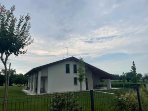 een wit huis met een hek ervoor bij Il Fiore del lago in Pacengo di Lazise