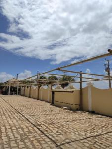 a roof of a building with a sky in the background at Apartamento 218, primeiro andar, Canoa Quebrada in Aracati