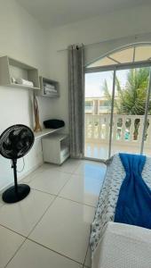 a bedroom with a bed and a large window at Apartamento 218, primeiro andar, Canoa Quebrada in Aracati +4 photos
