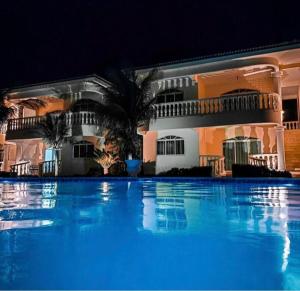 a swimming pool in front of a hotel at night at Apartamento 218, primeiro andar, Canoa Quebrada in Aracati