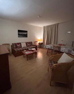 un salon avec un canapé et une table dans l'établissement Grand appartement hyper centre haut standing, à La Bourboule