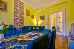 a living room with a table and a couch at Karlsbad Promenade Apartment in Karlovy Vary