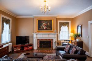 Posezení v ubytování Historic 98 Fire Pit Game Room & Dog Friendly