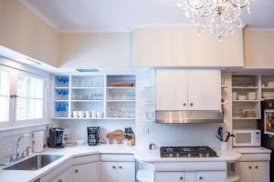 Kuchyň nebo kuchyňský kout v ubytování Historic 98 Fire Pit Game Room & Dog Friendly