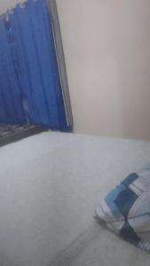 a blue object sitting on top of a bed at Hospedaria Meu lar 2 in Rio das Ostras