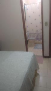 a bedroom with a bed and a bathroom with a toilet at Hospedaria Meu lar 2 in Rio das Ostras