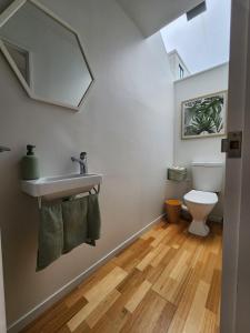 Et badeværelse på Park & Central City Spa-Pool Escape with Garage