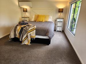 En eller flere senge i et værelse på Park & Central City Spa-Pool Escape with Garage