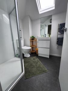 Et badeværelse på Park & Central City Spa-Pool Escape with Garage + 10 billeder