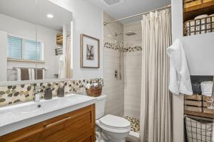 Ванная комната в 9 Mi to Red Rocks Modern Getaway with Private Yard +32 фотографии