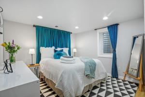 Кровать или кровати в номере 9 Mi to Red Rocks Modern Getaway with Private Yard