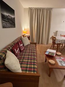 un salon avec un canapé et une table dans l'établissement Grand appartement hyper centre haut standing, à La Bourboule