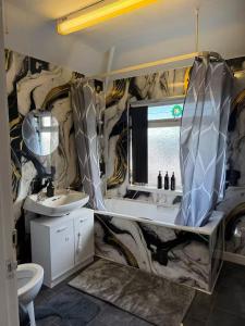 Fotografie z fotogalerie ubytování Contractor & Family Sleeps 5 Bham HS2 Parking for 3 v Birminghamu