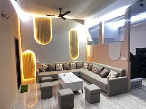 ein Wohnzimmer mit Sofa und Tisch in der Unterkunft Premium Place in Chittaurgarh + 5 Fotos