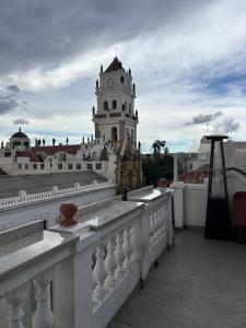 une vue d'un bâtiment avec une tour d'horloge dans l'établissement Centro Cultural Distrito, à Sucre