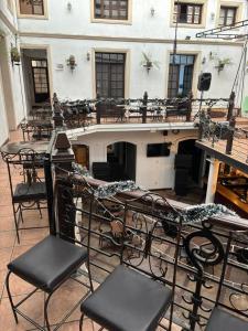 un groupe de chaises et de tables sur une terrasse dans l'établissement Centro Cultural Distrito, à Sucre