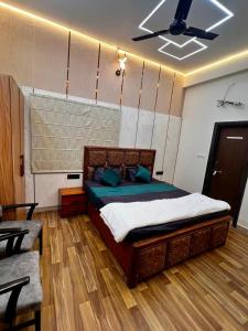 ein Schlafzimmer mit Bett und Deckenventilator in der Unterkunft Premium Place in Chittaurgarh