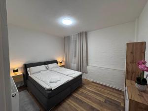 En eller flere senge i et værelse på DanMa Ferienwohnung Apartment Eifel