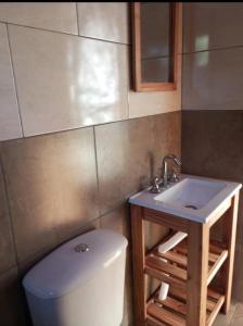 un bagno con lavandino e WC di Cabaña El Atardecer 2 a Necochea