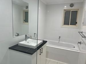 Streaky BayBeachside & Jetty View 3 - Pirate Cave No view的带水槽和浴缸的白色浴室 更多13张照片