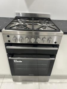 Streaky BayBeachside & Jetty View 3 - Pirate Cave No view的厨房里配有不锈钢炉灶