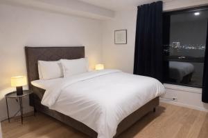 En eller flere senge i et værelse på North Estate Nyholmen - luxury apartment