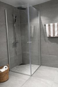 Et badeværelse på North Estate Nyholmen - luxury apartment + 6 billeder