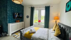 Un dormitorio con una cama y una ventana en Entire Pet Friendly Apartment Self Check In, en Fife