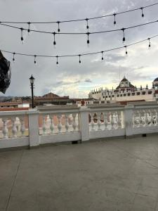 une clôture blanche avec des lumières au sommet d'un bâtiment dans l'établissement Centro Cultural Distrito, à Sucre 32 autres photos