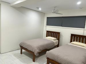 Streaky BayBeachside & Jetty View 3 - Pirate Cave No view的客房设有两张床和大窗户。