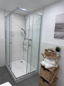 eine Dusche mit Glastür im Badezimmer in der Unterkunft Haus Martha - Top Modernes Apartment in der Natur in Willingen + 26 Fotos