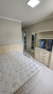 En eller flere senge i et værelse på Caiobá AP 150m da areia + 40 billeder