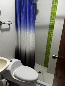 a bathroom with a toilet and a shower at Estudio 1 Cerca PLAYA Y CENTRO HISTORICO in Santa Marta +29 photos