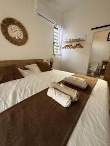 Postel nebo postele na pokoji v ubytování Moorea Tiki Lodge