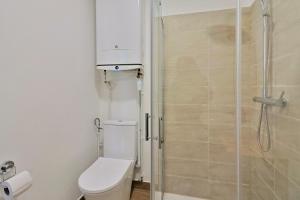 Koupelna v ubytování SC6 - Studio familial - Enghien gare - Lac & centre ville à pied + 8 fotografií