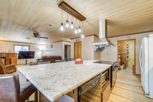 uma cozinha com um balcão de mármore num quarto em Near Scenic Trails and Parks! Central Payson Retreat em Payson