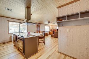 uma cozinha e sala de estar com bancada em Near Scenic Trails and Parks! Central Payson Retreat em Payson