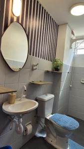 Et badeværelse på Ap Beach House 001 - Cond Cais da Sagração - Angelim