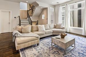 een woonkamer met een bank en een tafel bij Rooftop EaDo Nr Downtown Yard BBQ Games WiFi in Houston +42 foto's