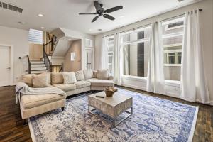 een woonkamer met een bank en een tafel bij Rooftop EaDo Nr Downtown Yard BBQ Games WiFi in Houston