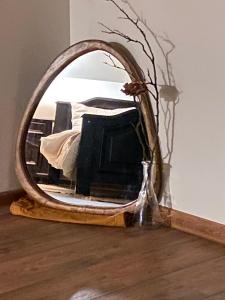 uno specchio posto sopra un pavimento in legno di Festung 57 a Bran