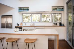 Кухня или мини-кухня в The Pavilions at Pearl
